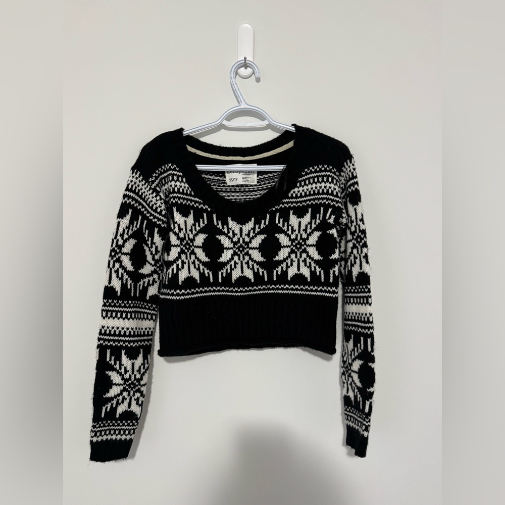 Aeropostale Black and White V-Neck Sweater